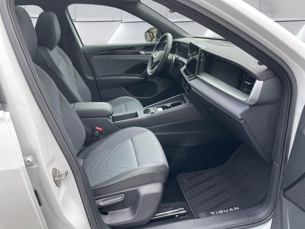 2025 Volkswagen Tiguan 2.0T SE R-Line Black