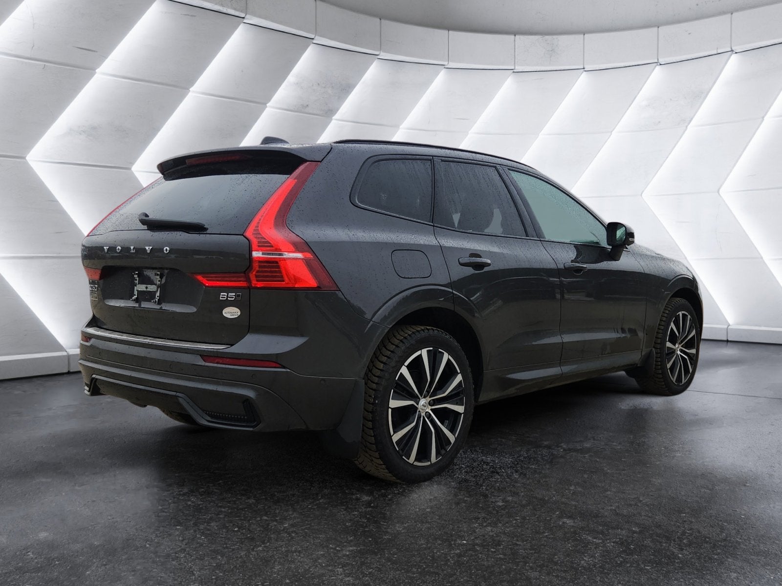 2023 Volvo XC60 Plus Dark Theme