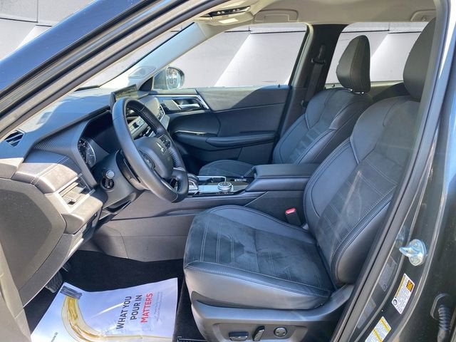 2025 Mitsubishi Outlander Base