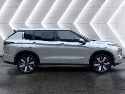 2025 Mitsubishi Outlander SE 7 Passenger