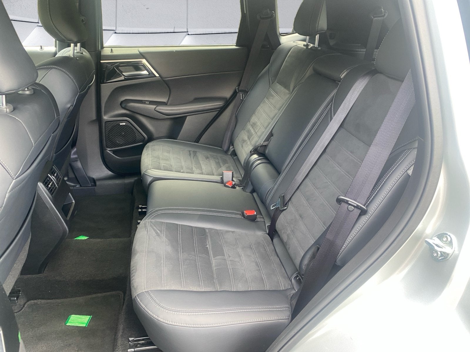 2025 Mitsubishi Outlander Base